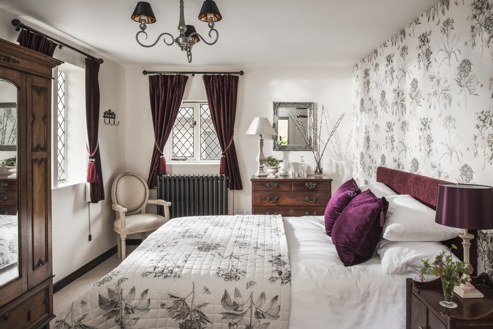 Immagine di una camera da letto chic di medie dimensioni con pareti beige, moquette e pavimento beige
