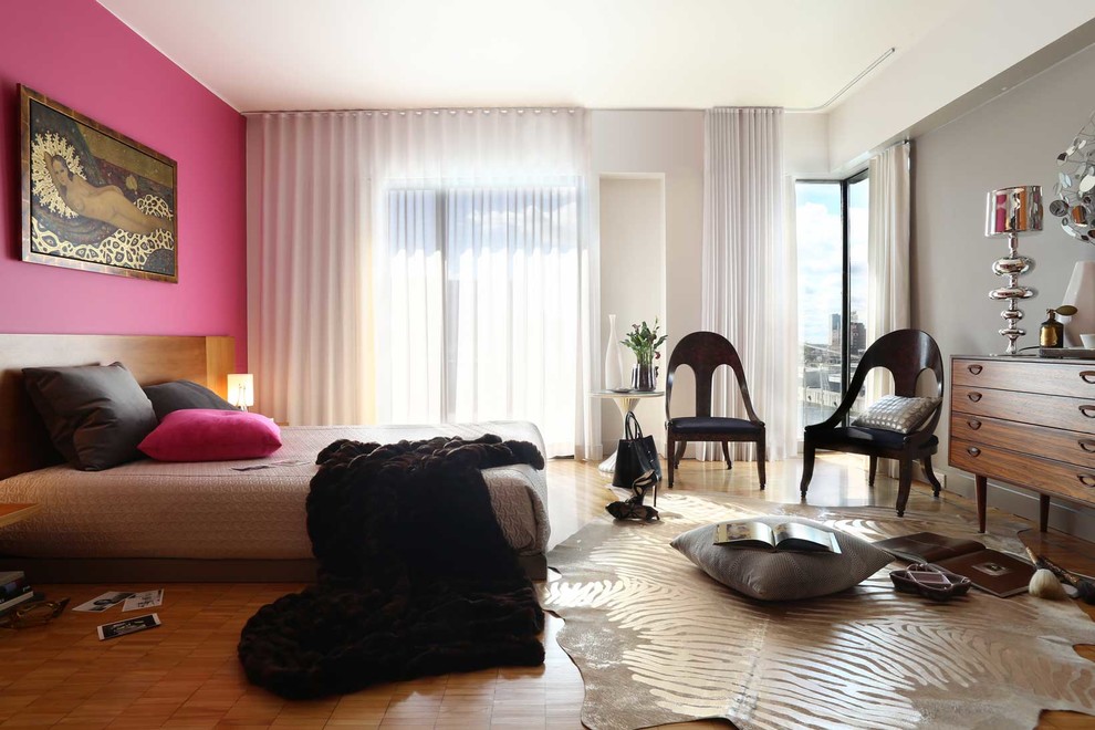 Foto de dormitorio principal actual de tamaño medio con paredes grises y suelo de madera en tonos medios