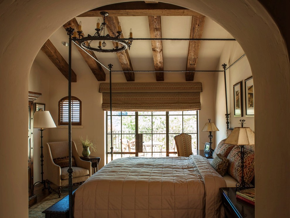 Foto de dormitorio principal mediterráneo grande sin chimenea con paredes beige, suelo de madera en tonos medios y suelo marrón