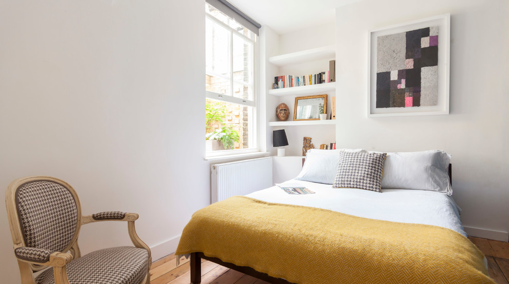 Idee per una camera da letto minimal con pareti bianche, pavimento in legno massello medio e pavimento marrone
