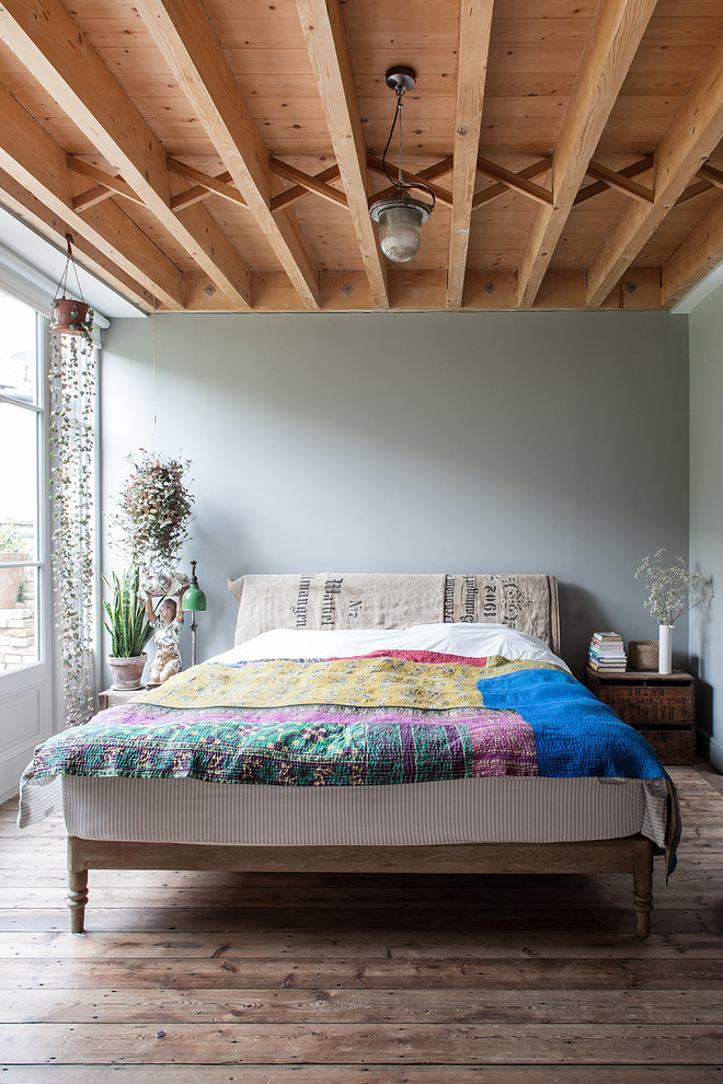 На фото: гостевая спальня среднего размера, (комната для гостей) в стиле рустика с синими стенами и темным паркетным полом с