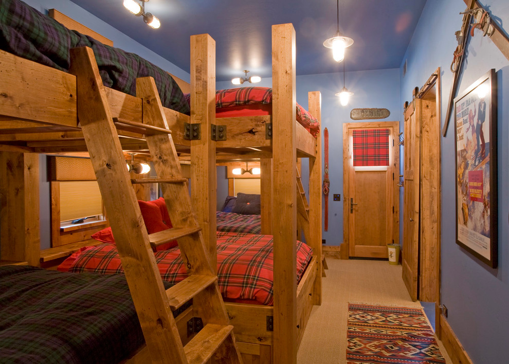 Foto de dormitorio tradicional con paredes azules y moqueta
