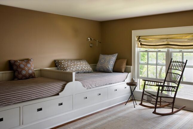 Foto de habitación de invitados clásica de tamaño medio con suelo de madera en tonos medios, suelo marrón y paredes marrones