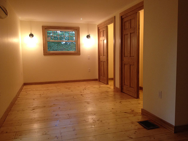 Foto di una piccola camera degli ospiti classica con pareti bianche, parquet chiaro, nessun camino e pavimento marrone