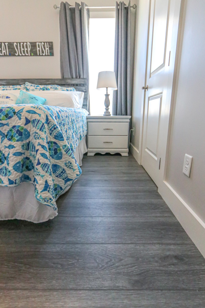 Идея дизайна: гостевая спальня среднего размера, (комната для гостей) в морском стиле с серыми стенами, полом из винила и серым полом