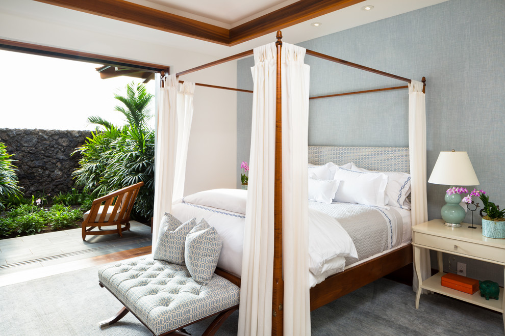 Idee per una camera da letto tropicale di medie dimensioni con pareti blu