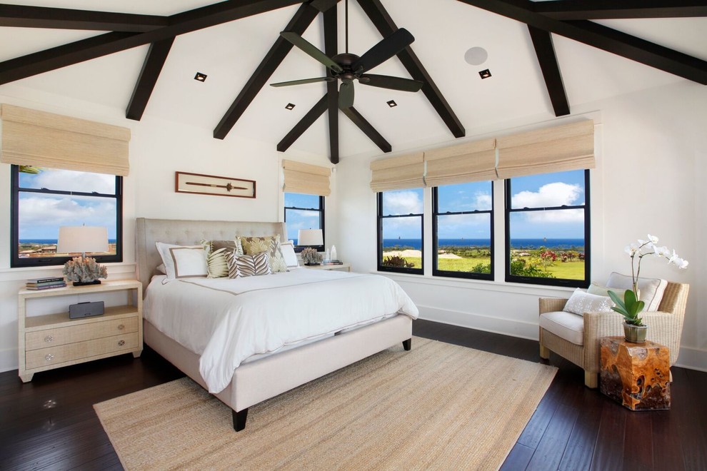 Стильный дизайн: хозяйская спальня среднего размера в морском стиле с белыми стенами, темным паркетным полом и коричневым полом без камина - последний тренд