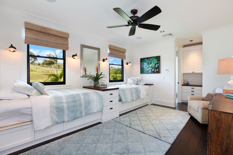 Mittelgroßes Gästezimmer ohne Kamin mit weißer Wandfarbe, dunklem Holzboden und braunem Boden in Hawaii