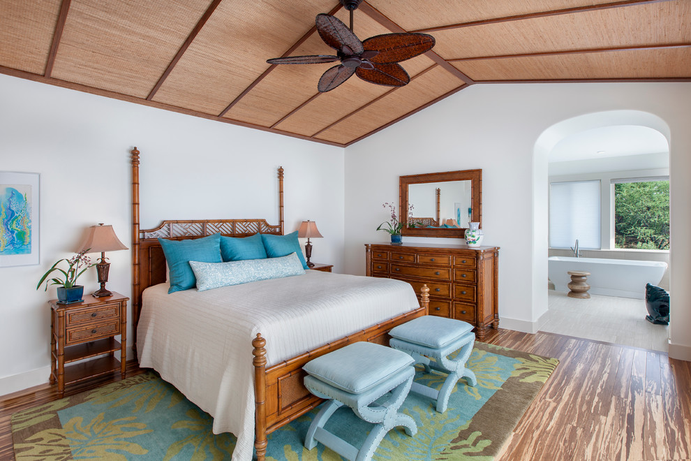 Идея дизайна: большая хозяйская спальня в морском стиле с белыми стенами и полом из бамбука