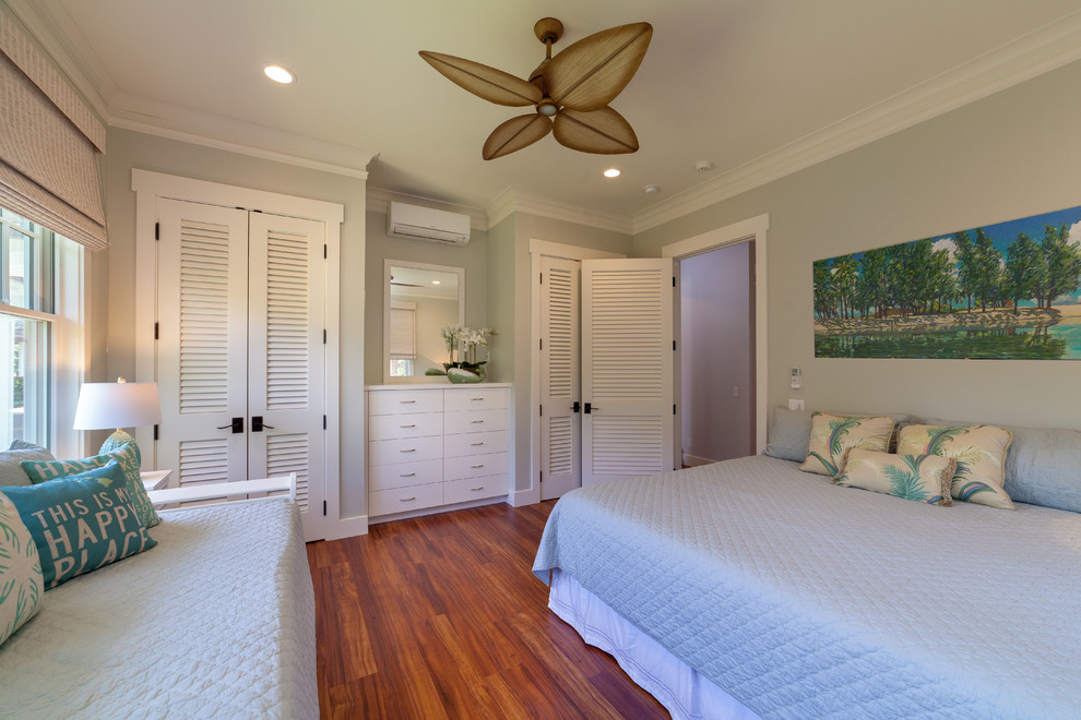 Diseño de habitación de invitados marinera con suelo vinílico y suelo marrón