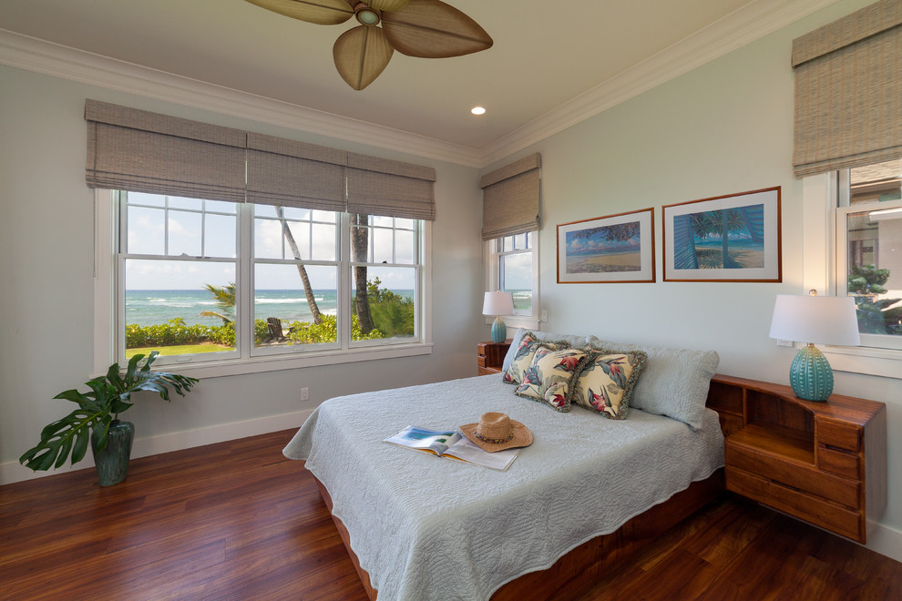 Foto de dormitorio principal costero con paredes verdes, suelo vinílico y suelo marrón