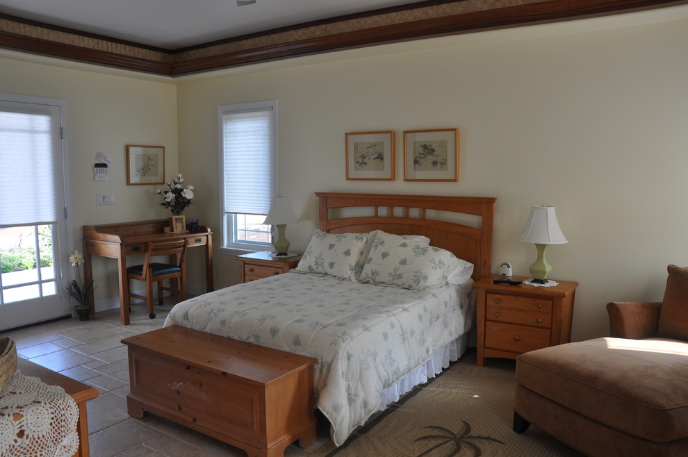 Стильный дизайн: хозяйская спальня в морском стиле с бежевыми стенами и полом из керамической плитки - последний тренд