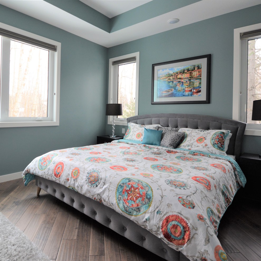 Idées déco pour une grande chambre parentale classique avec un mur bleu, parquet foncé, une cheminée double-face, un manteau de cheminée en plâtre et un sol marron.