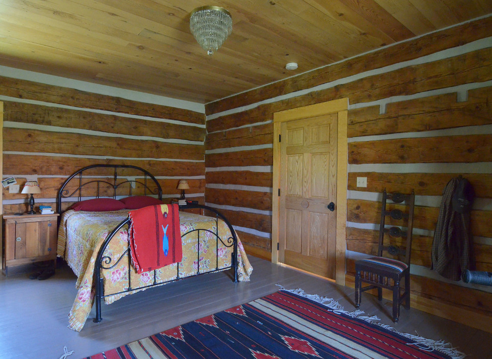 На фото: спальня в стиле рустика с деревянным полом