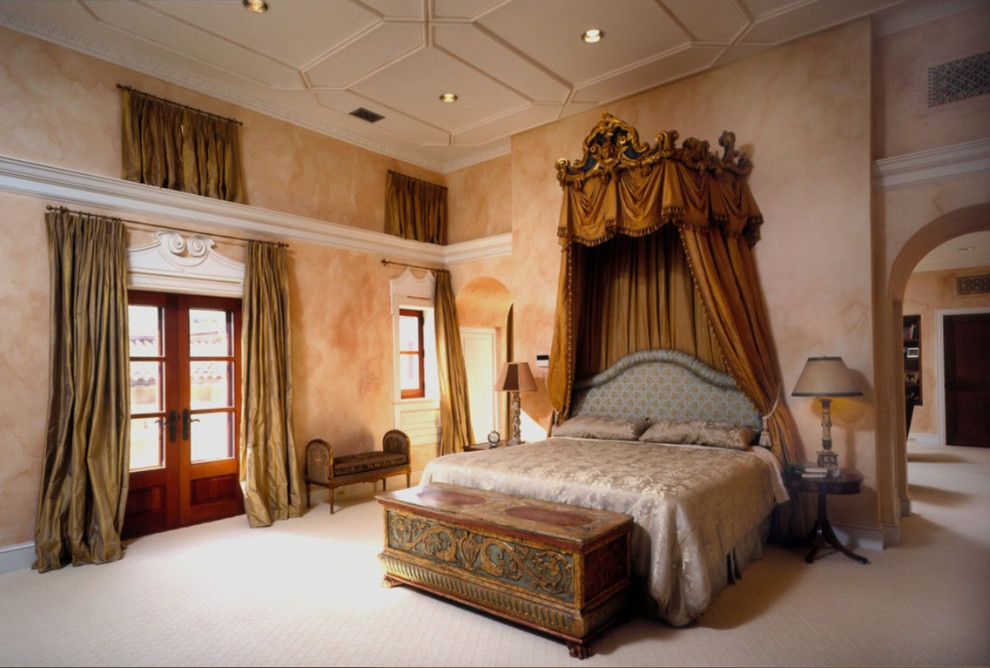 Свежая идея для дизайна: большая хозяйская спальня в средиземноморском стиле с оранжевыми стенами, ковровым покрытием и бежевым полом без камина - отличное фото интерьера