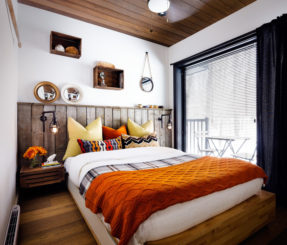 Foto de habitación de invitados rústica pequeña con paredes blancas y suelo de madera en tonos medios