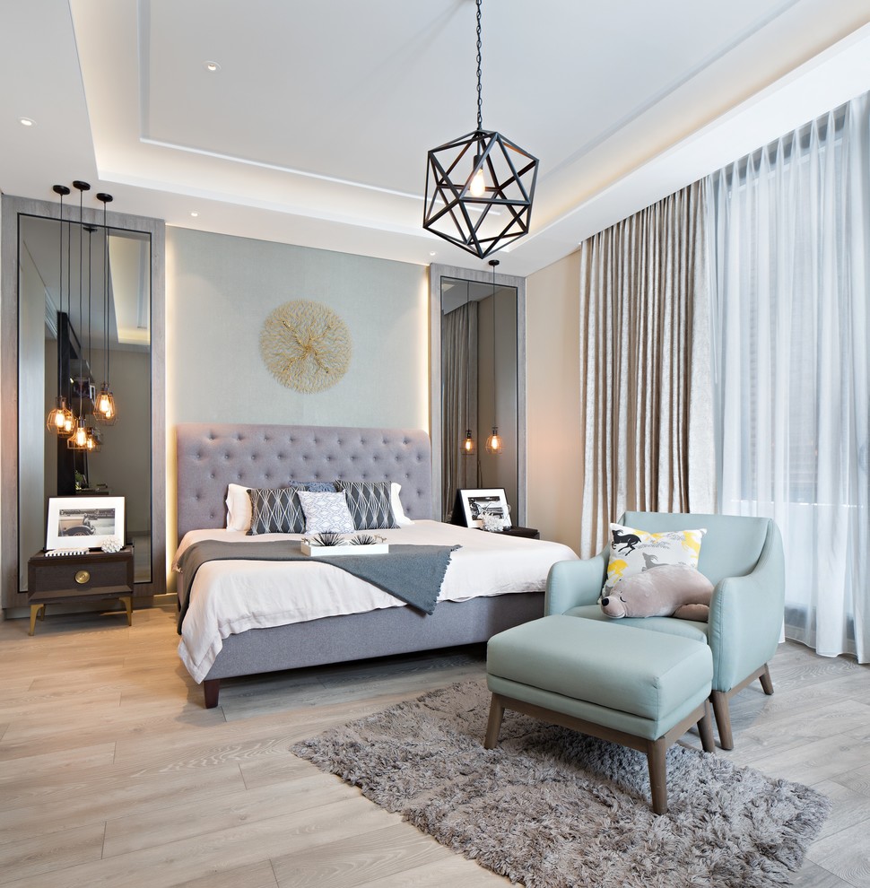 Klassisches Hauptschlafzimmer mit beiger Wandfarbe und hellem Holzboden in Sonstige