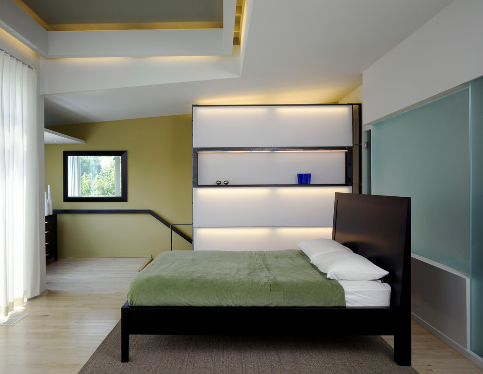 На фото: спальня в современном стиле с зелеными стенами и светлым паркетным полом