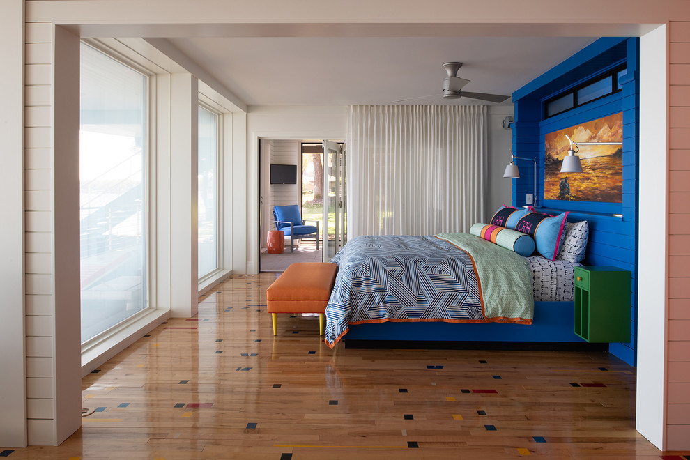 На фото: хозяйская спальня в стиле фьюжн с белыми стенами, паркетным полом среднего тона и разноцветным полом