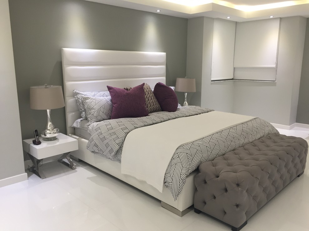 Foto de dormitorio principal moderno de tamaño medio con paredes grises y suelo de baldosas de porcelana