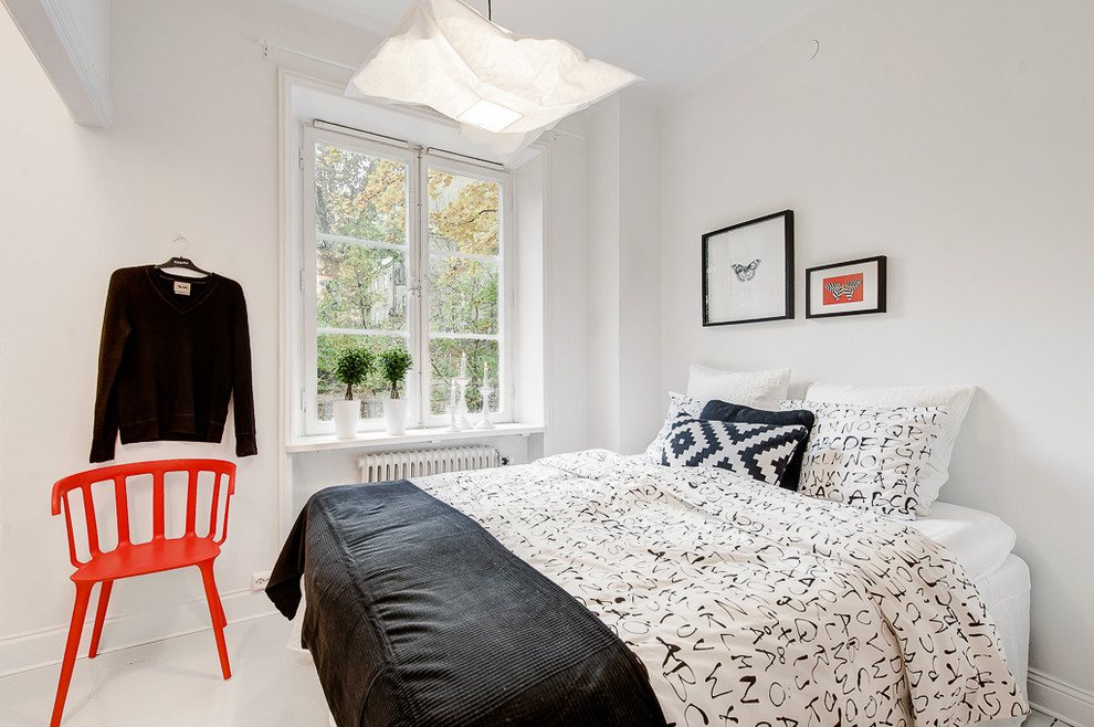 Источник вдохновения для домашнего уюта: большая хозяйская спальня в скандинавском стиле с белыми стенами и бетонным полом без камина