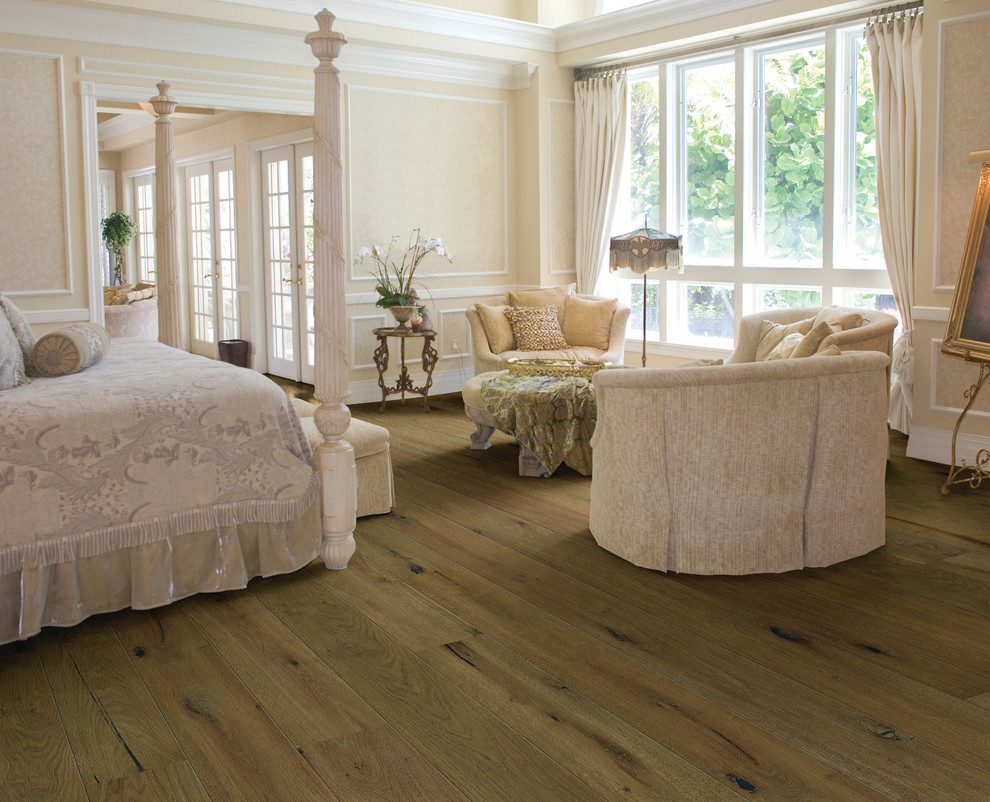 Foto de habitación de invitados contemporánea de tamaño medio sin chimenea con paredes beige y suelo de madera en tonos medios