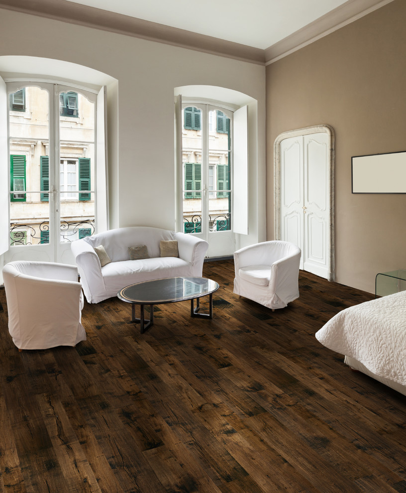 Modelo de dormitorio principal minimalista de tamaño medio con paredes beige y suelo de madera oscura
