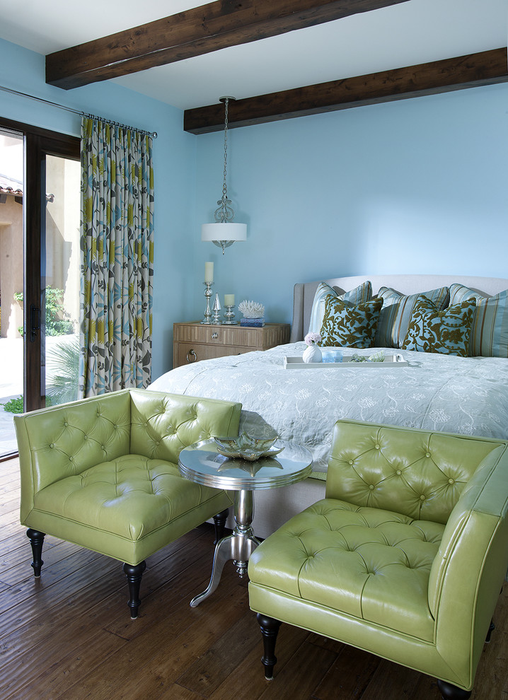 Idee per una camera da letto chic con pareti blu e parquet scuro