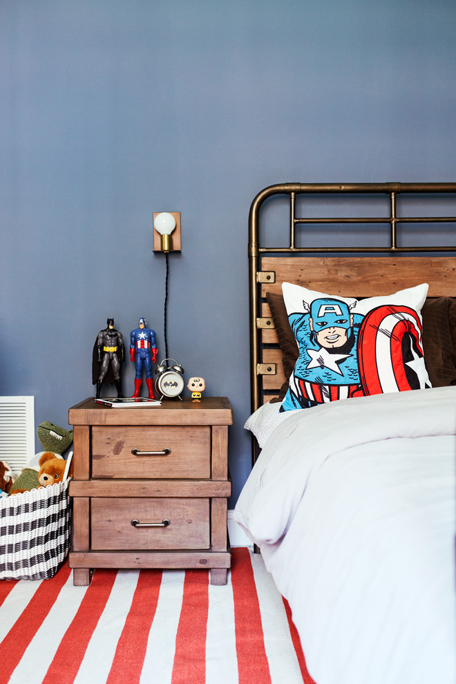 Идея дизайна: хозяйская спальня в стиле неоклассика (современная классика) с синими стенами