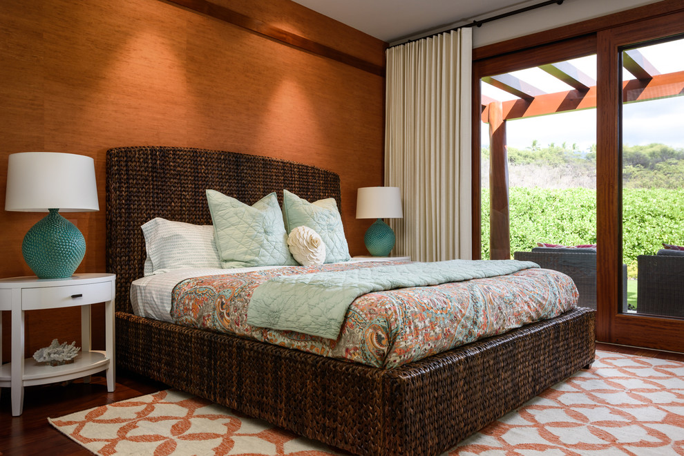 Diseño de habitación de invitados tropical grande con suelo de madera oscura