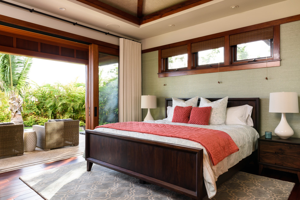 ハワイにある広いトロピカルスタイルのおしゃれな客用寝室 (濃色無垢フローリング、ベージュの壁)
