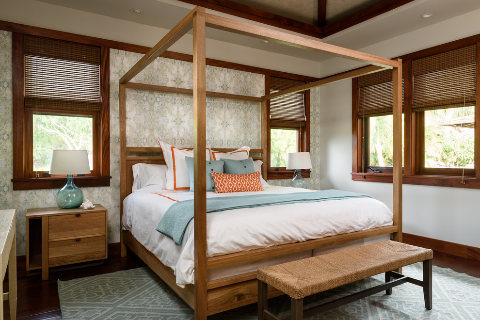 Diseño de habitación de invitados tropical grande con suelo de madera oscura y paredes blancas