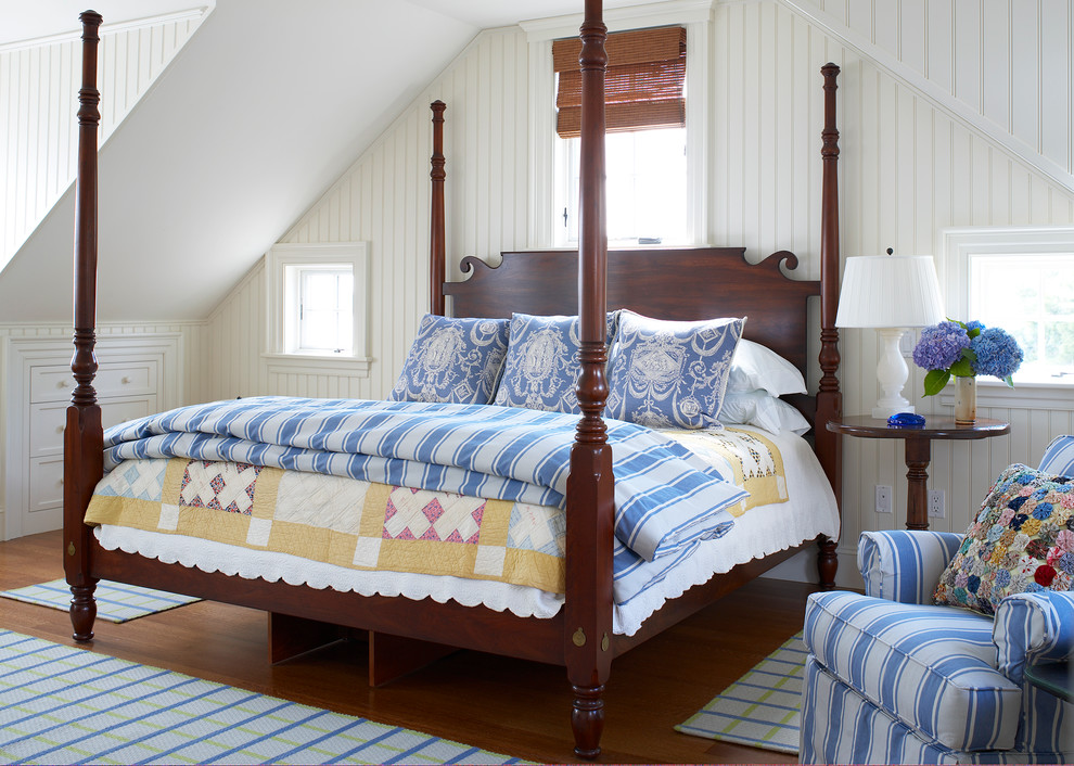 Diseño de dormitorio principal tradicional de tamaño medio sin chimenea con paredes blancas, suelo de madera oscura y suelo marrón