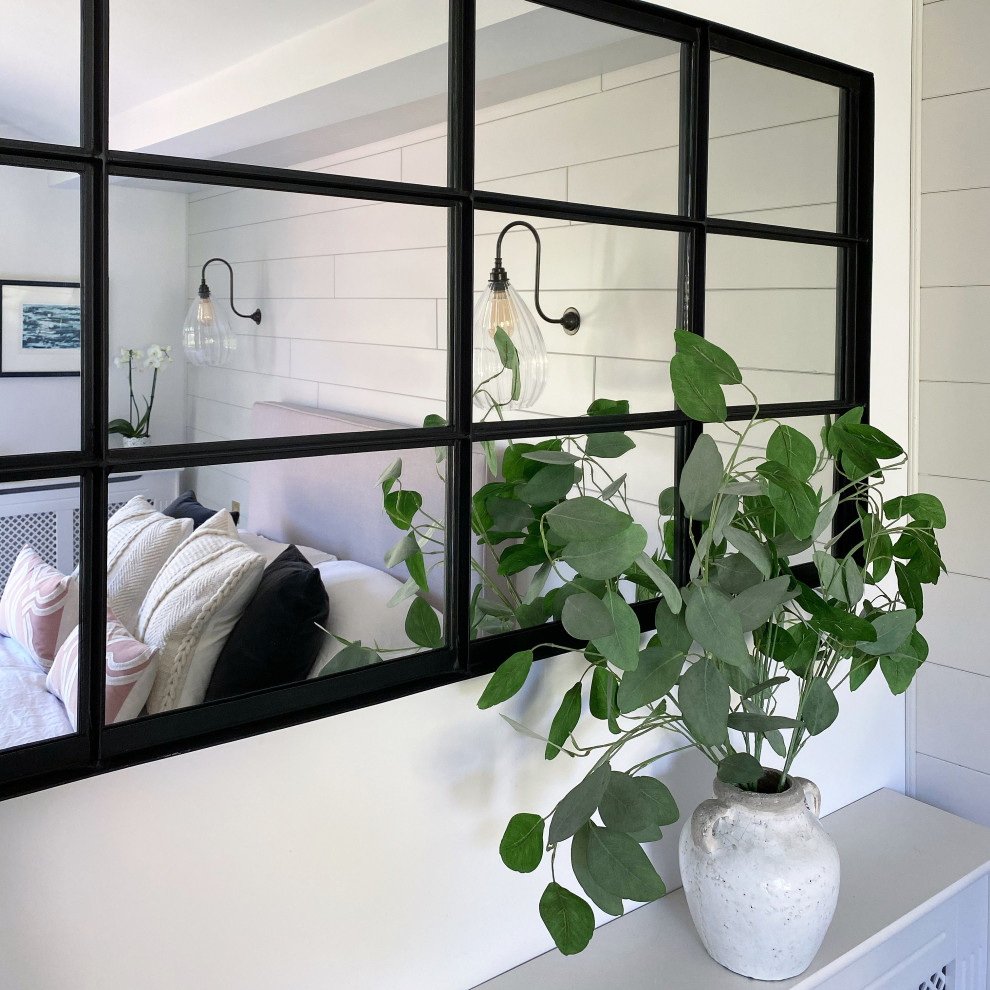 Foto de dormitorio principal escandinavo con paredes blancas y panelado