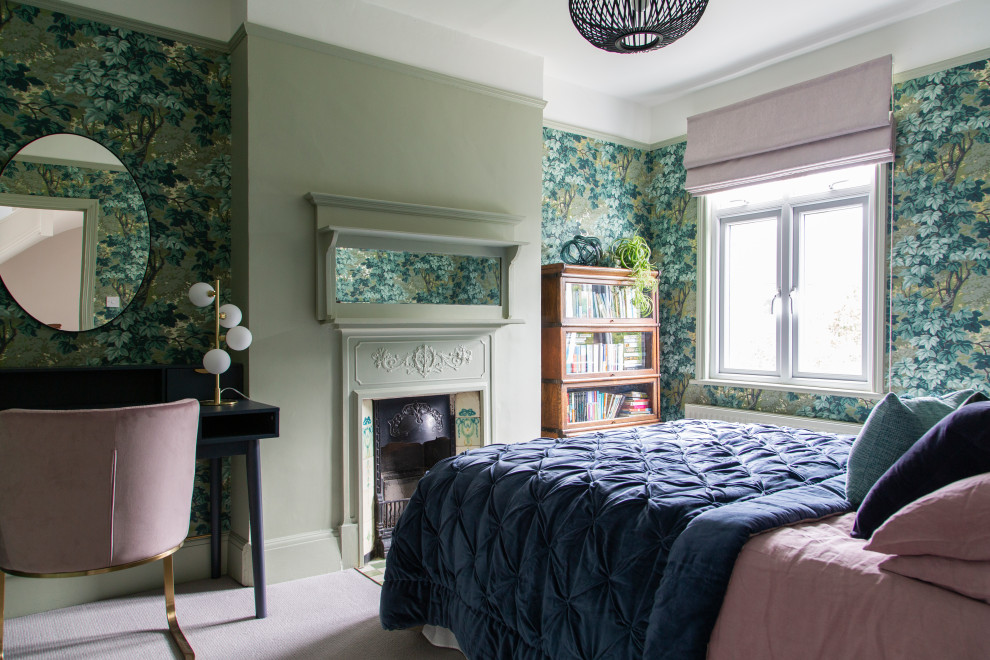 На фото: спальня в стиле неоклассика (современная классика) с зелеными стенами, ковровым покрытием, стандартным камином, розовым полом и обоями на стенах с