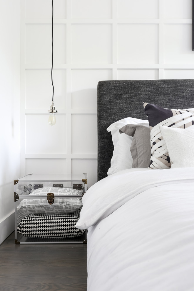 Inspiration för ett funkis sovrum, med vita väggar, mellanmörkt trägolv och grått golv
