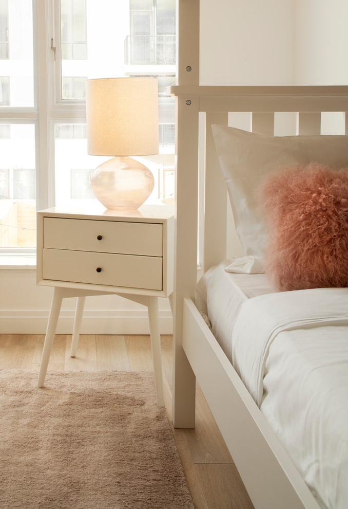 Пример оригинального дизайна: хозяйская спальня среднего размера в стиле модернизм с белыми стенами, светлым паркетным полом и бежевым полом