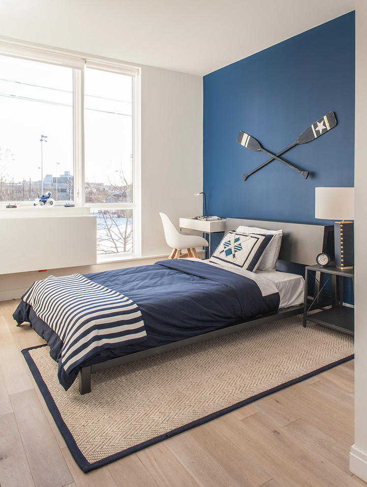 Стильный дизайн: хозяйская спальня среднего размера в современном стиле с белыми стенами, светлым паркетным полом и бежевым полом - последний тренд