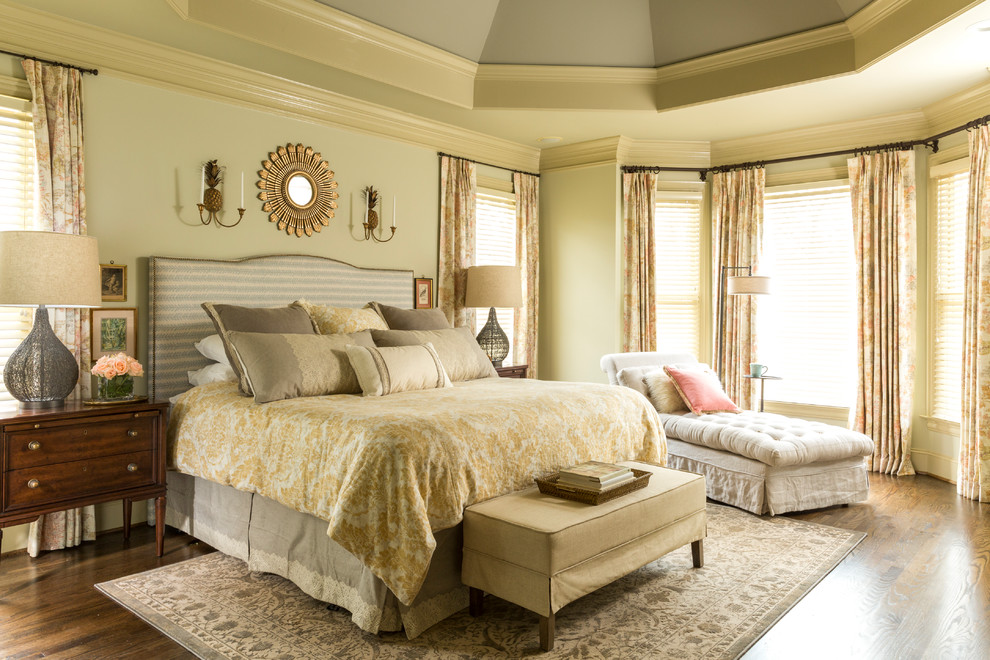 На фото: большая хозяйская спальня в классическом стиле с паркетным полом среднего тона и зелеными стенами с