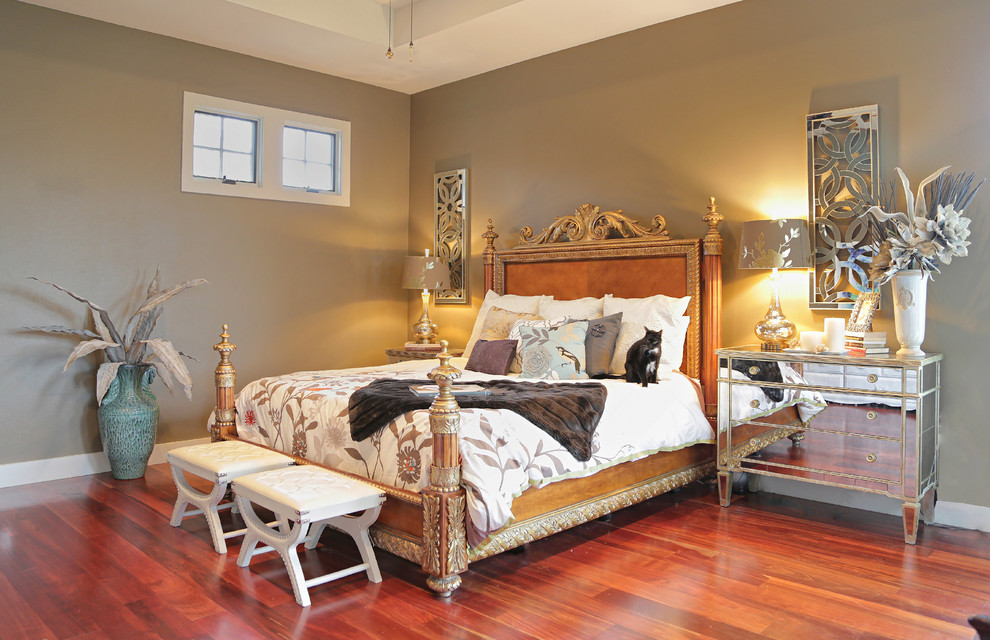 Ispirazione per una camera da letto boho chic con pareti beige e pavimento in legno massello medio