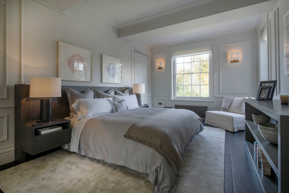 Источник вдохновения для домашнего уюта: большая хозяйская спальня в классическом стиле с белыми стенами и темным паркетным полом без камина