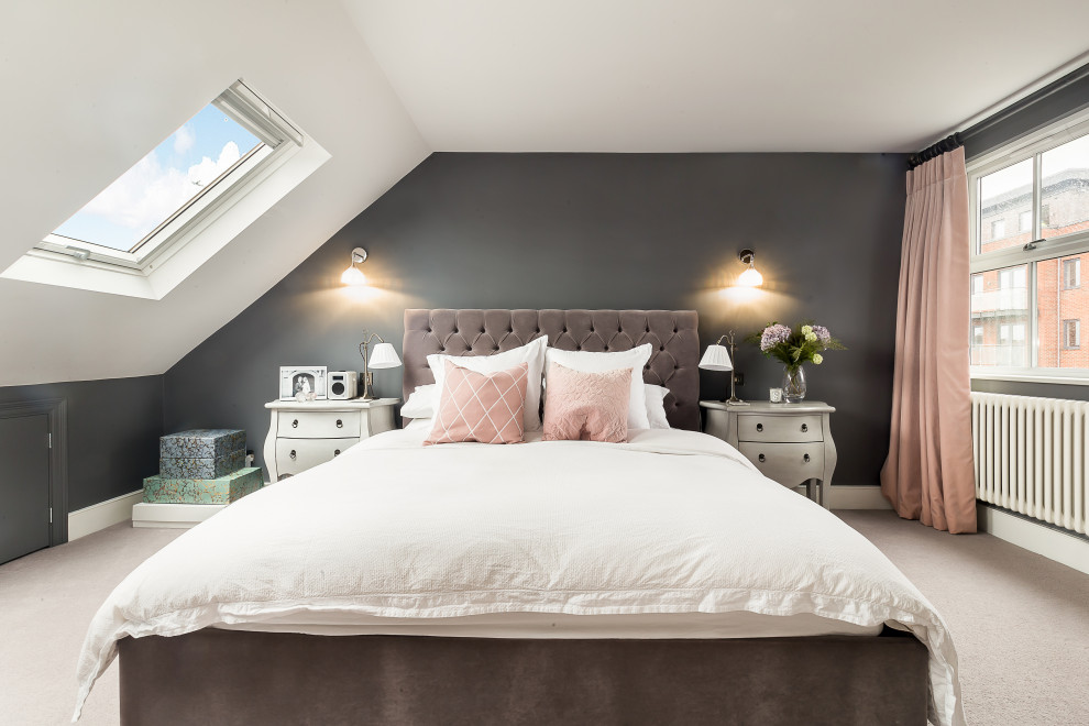 Cette photo montre une chambre grise et rose chic avec un mur gris, aucune cheminée et un sol beige.