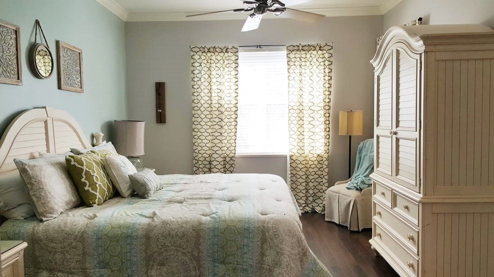 Foto de habitación de invitados marinera de tamaño medio sin chimenea con paredes grises y suelo de madera oscura