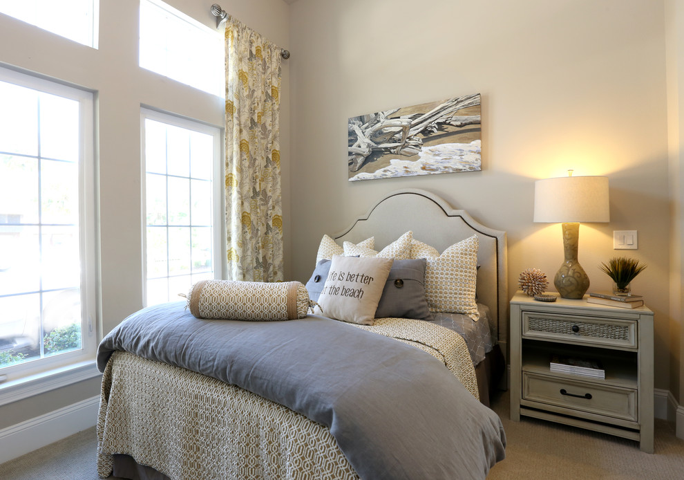 Modelo de habitación de invitados marinera de tamaño medio sin chimenea con paredes beige, moqueta y suelo beige