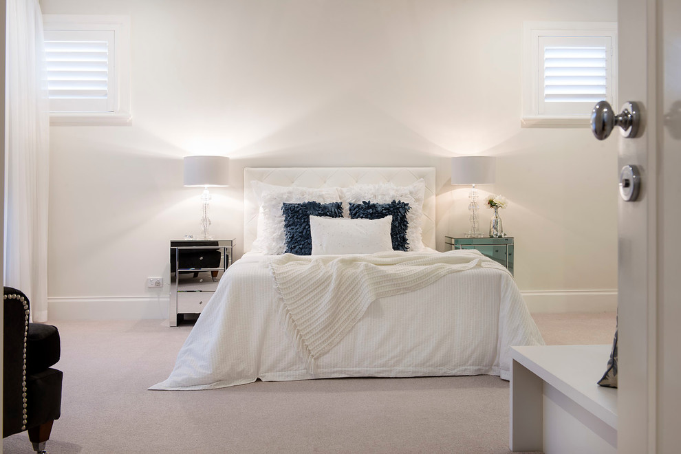 Пример оригинального дизайна: большая хозяйская спальня в современном стиле с белыми стенами и ковровым покрытием