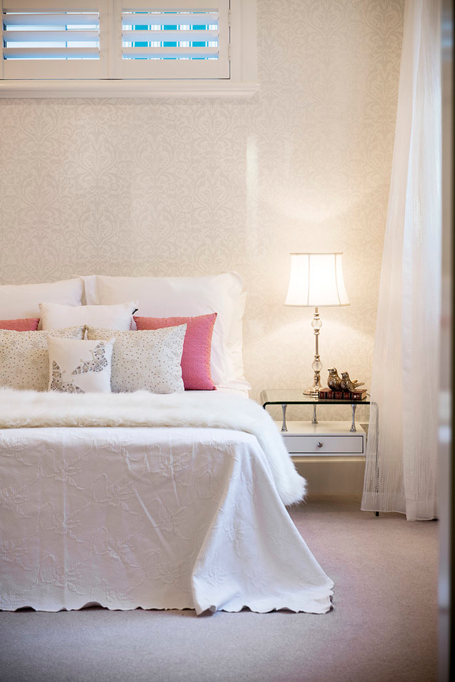 На фото: большая хозяйская спальня в современном стиле с разноцветными стенами и ковровым покрытием с