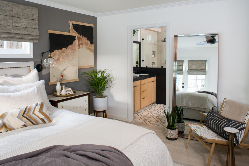 Imagen de dormitorio principal nórdico de tamaño medio con suelo de madera clara, paredes blancas y suelo beige