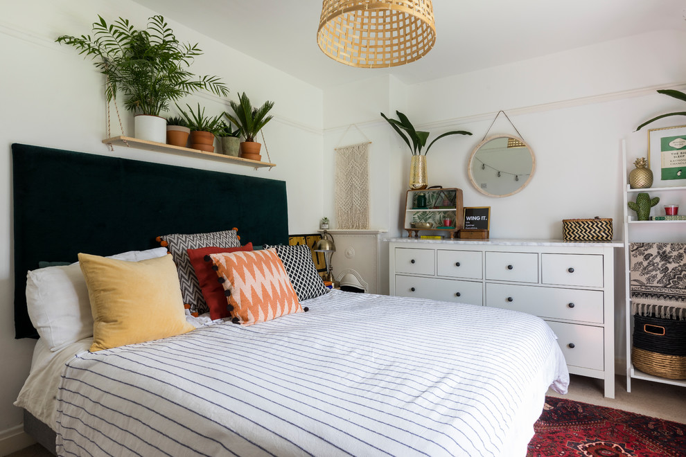 ロンドンにある中くらいなコンテンポラリースタイルのおしゃれな寝室 (黄色い壁、カーペット敷き、ベージュの床、ペルシャ絨毯)