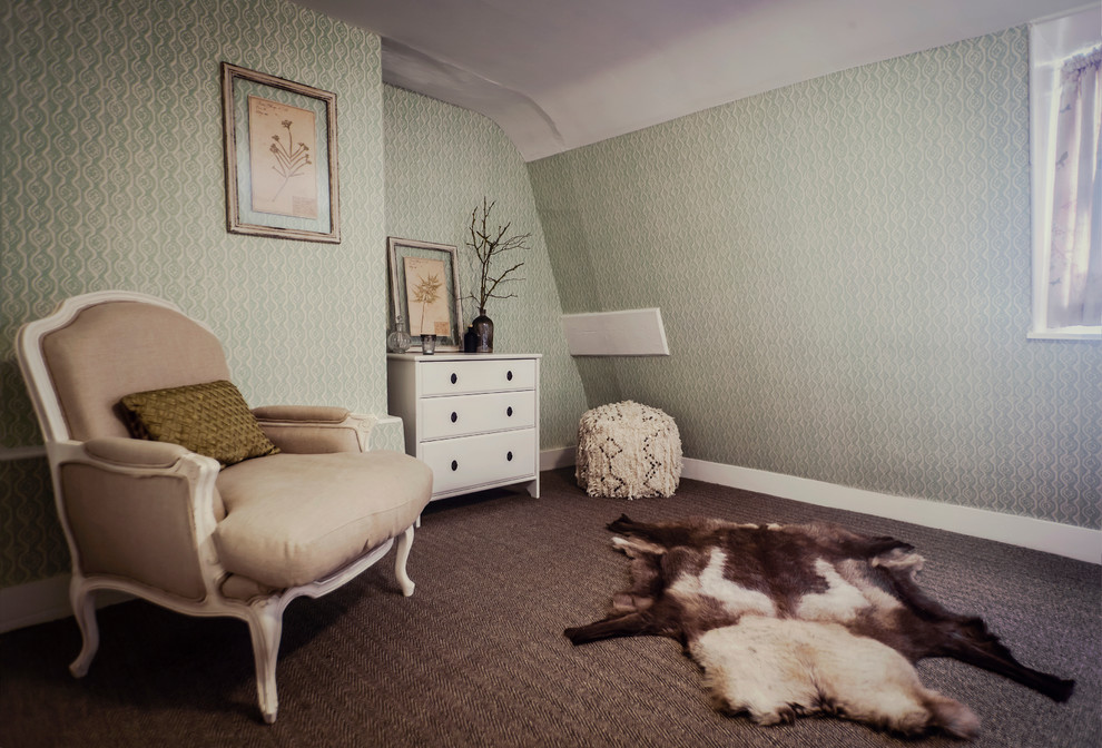 Immagine di una camera degli ospiti classica di medie dimensioni con pareti verdi e moquette