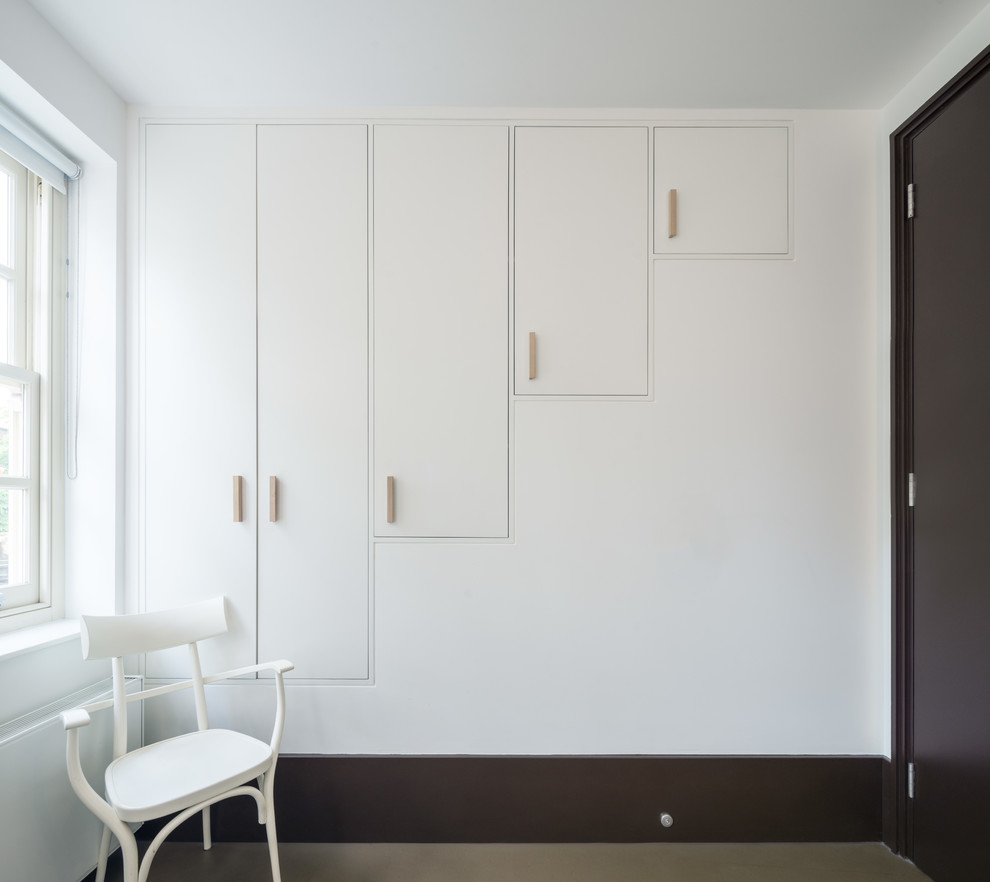 Immagine di una piccola camera matrimoniale minimal con pareti bianche